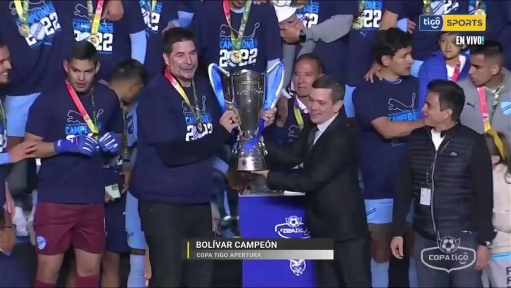 De esta manera el Club Bolívar levantó la copa y se coronó campeón