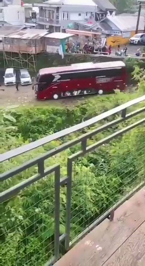 INDONESIA Momento en que un autobús con 50 personas cae a un río en