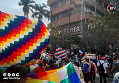 #Ultimo La marcha de organizaciones afines al MAS llegó a puertas de la @GobSantaCruz…