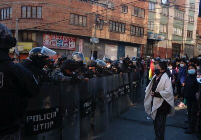 Con banderas blancas, vecinos de Villa El Carmen salen a las calles para…