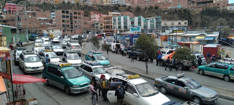 Este es el panorama en la terminal Minasa de #LaPaz que continúa cerrada.…