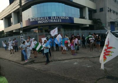 En el cuarto anillo en #SantaCruz un grupo de personas aguarda la marcha…