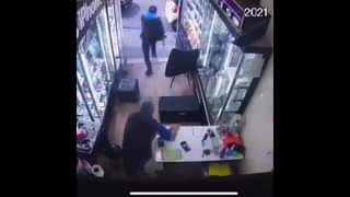 La Paz: Atrapan a ladrón luego de un robo en una tienda y lo amarran a un poste