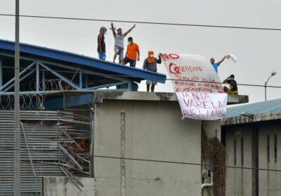 Los reos de la cárcel de Guayaquil en #Ecuador atacaron este sábado a…