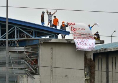 Reos en cárcel de Ecuador atacan con armas a policías