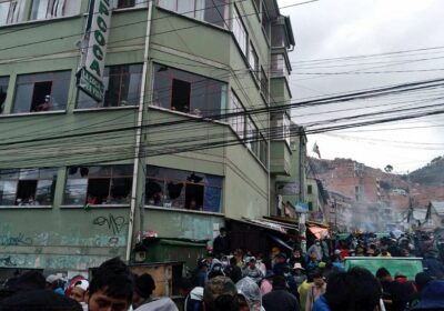 #Ultimo Este es el panorama en las puertas de la sede de #Adepcoca, en…