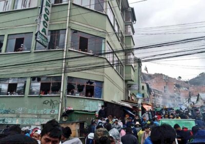 #Ultimo Este es el panorama en las puertas de la sede de #Adepcoca, en…