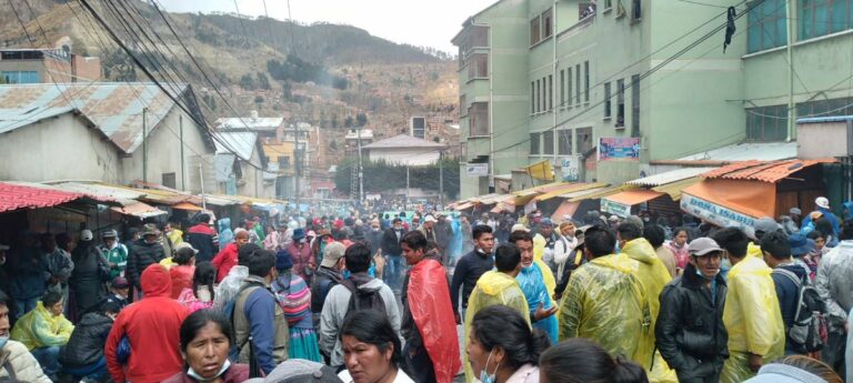 #Ultimo #LaPaz Mucha gente permanece en vigilia en puertas de la sede de #Adepcoca…