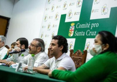 Con presencia de cívicos, políticos de oposición y dirigentes, inició la cumbre nacional…