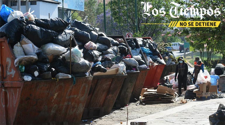 La basura se acumula en las calles de #Cochabamba. Al menos 700 ...