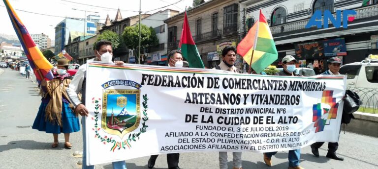 #Ultimo Gremiales de #ElAlto marchan en el centro de #LaPaz. Rechazan el Proyecto de…