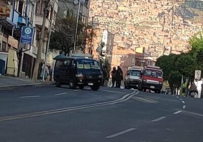 Vecinos bloquean Av. Simón Bolívar, colocan banderas y hacen vigilia en la zona
