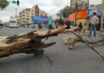 Poca afluencia de personas en un punto de bloqueo en la Av. Blanco Galindo en Co