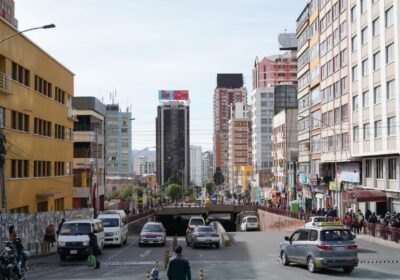 #LaPaz Ciudadanos en el Prado protestan con pancartas y mensajes, ‘no al paro go