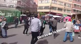 #LaPaz Enfrentamientos en la calle Max Paredes entre quienes apoyan y rechazan p