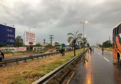 Un grupo de personas bloquea el ingreso a Viru Viru en cumplimiento al paro cívi