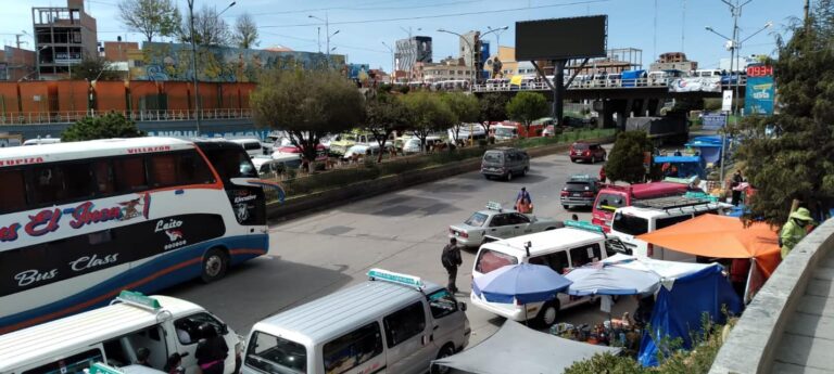 #ElAlto En la Ceja y el ingreso a la autopista que conecta a la ciudad de La Paz