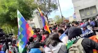 Sectores que no apoyan paro cívico y policía levantan bloqueo en la plaza triang