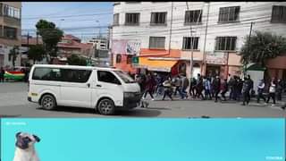 Sectores que no apoyan paro cívico levantan a la fuerza bloqueo en Plaza Uyuni,