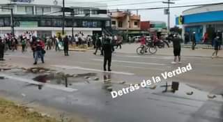 Policía gasificó a ciudadanos que bloquean ingreso a Los Lotes para hacer cumpli