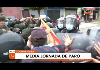 Policía quita bandera a personas asentadas en un punto de bloqueo en la ciudad de Cochabamba