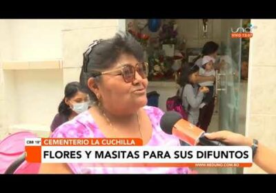 Familiares visitan los cementerios para recordar a sus difuntos con flores y masitas