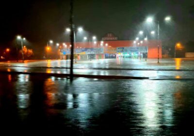 Intensa lluvia en Santa Cruz despejó los puntos de bloqueo en esta noche de domi