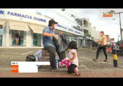 Padre de familia emprenda su pertenencias e intercambia juguetes de sus niños para darles de comer