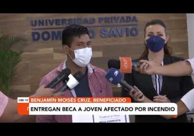 UPDS entrega beca completa a joven que junto a su familia perdió todo en un incendio