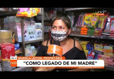 Dueña de librería dona mochilas con útiles a niños que lo necesiten