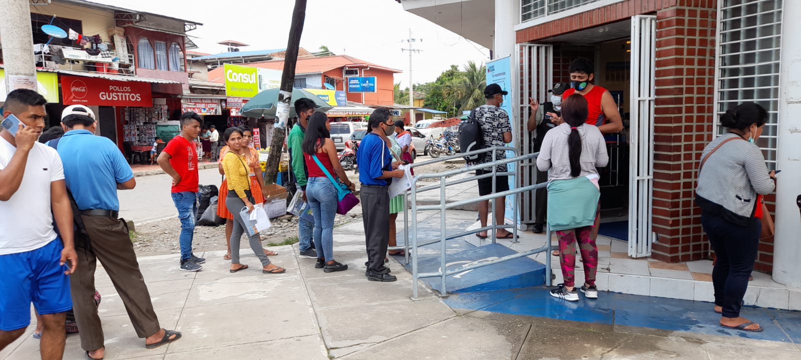 Exigencia del certificado de vacuna contra la COVID-19 genera colas en hospitales y bancos