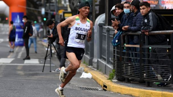 Fondista Héctor Garibay recibe apoyo gubernamental para representar a Bolivia en la Maratón de Sevilla