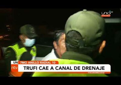 #SantaCruz | Trufi cae a canal de drenaje, el conductor se encontraba en aparente estado de ebriedad