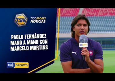 Pablo Fernández mano a mano con Marcelo Martins.