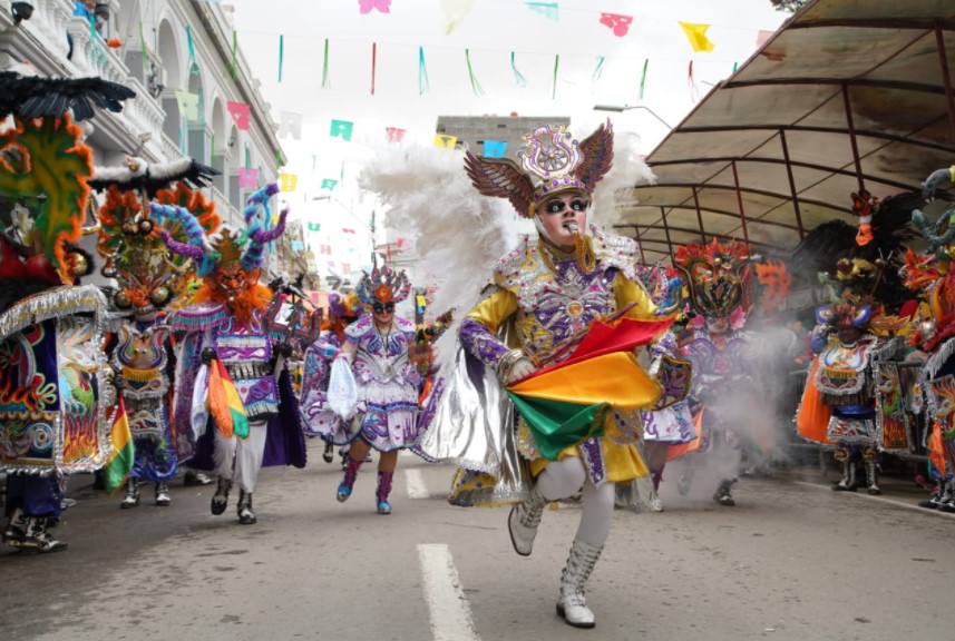 Fe, devoción y fastuosidad se expresan en la entrada de peregrinación del Carnaval de Oruro