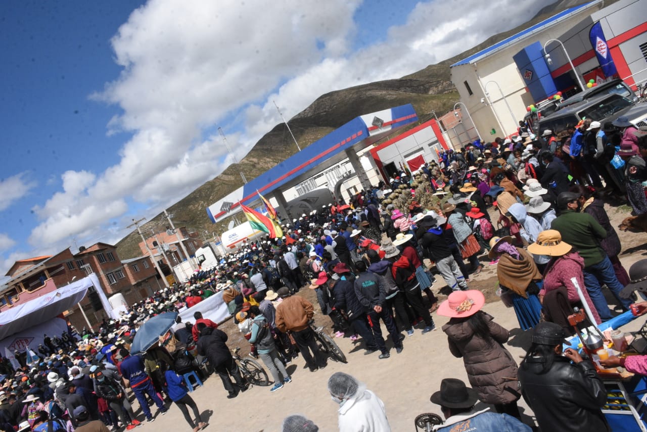 Presidente Arce inaugura Estación de Servicio de GNV en Challapata