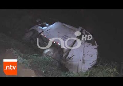 Tres grúas y varias horas para rescatar un carro basurero que cayó al río Rocha |Notivisión