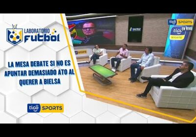 La mesa debate si no es apuntar demasiado ato al querer a Bielsa como DT. de la Selección nacional.