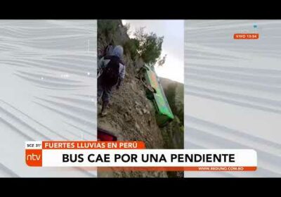 Bus cae por una pendiente en Perú