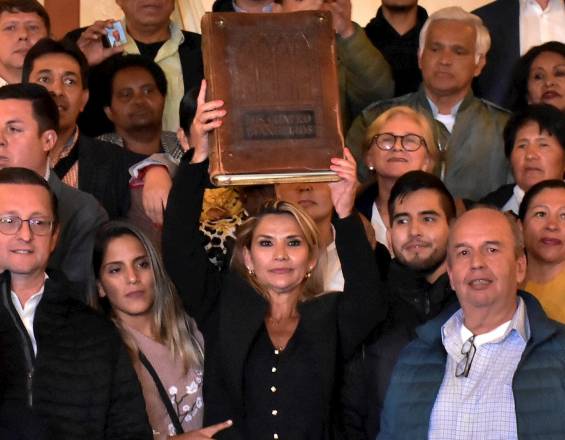 Añez llama traidores a sus aliados en el golpe de Estado por dejarla sola