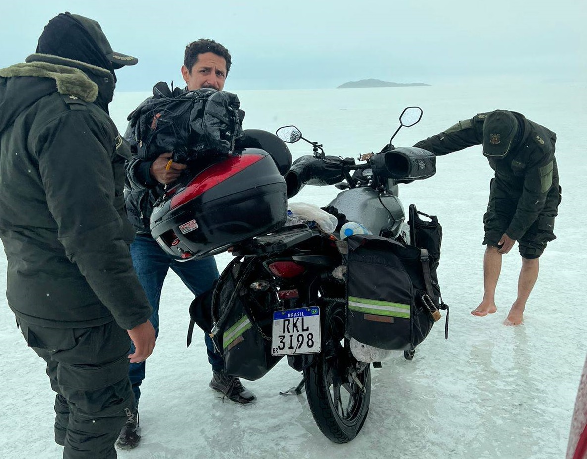 Policía rescata a pareja brasileña que se extravió en su travesía por el Salar de Uyuni