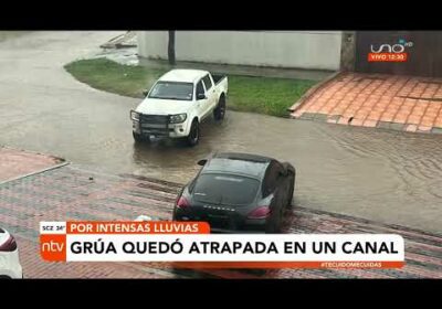 Grúa quedó atrapada en un canal