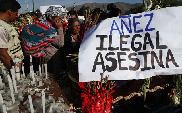 Áñez dice que tomó la presidencia para pacificar el país y en las calles le recuerdan las masacres de Senkata y Sacaba