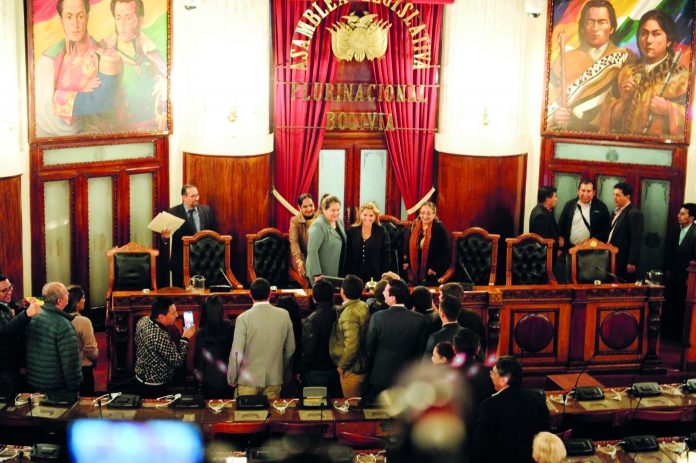 No corresponde juicio de privilegio para Áñez ya que no tiene credencial