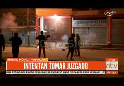 Logran romper parte de la puerta del juzgado en Yapacaní