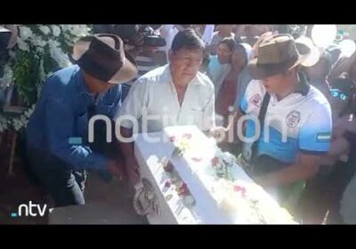 Indignación y dolor en el entierro del niño de Yapacaní