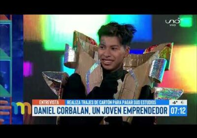 Daniel, el joven que realiza trajes folclóricos a base de cartón.