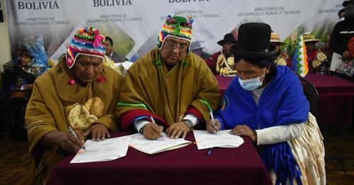 Gobierno firma convenios con 30 municipios paceños para potenciar la ganadería bovina