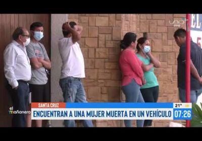 Encuentran el cuerpo sin vida de una mujer al interior de una camioneta.