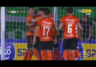 ¡Notable Daniel Vaca! El arquero de Royal Pari atajó el penal y le negó el gol del empate a Oriente